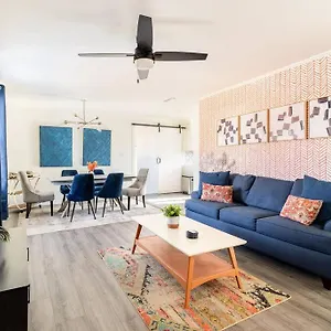  Holiday home 4 Bedroom Bungalow - 5 Min To Uptown